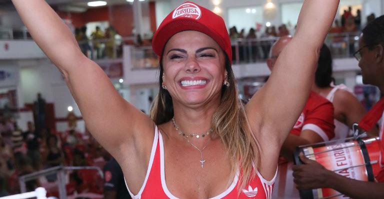 Viviane Araújo troca beijos com o namorado - AgNews/Anderson Borde