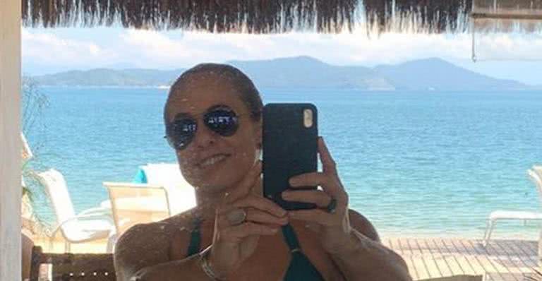 Aos 62 anos, Cissa Guimarães posa de biquíni e deixa fãs em choque com corpo sequinho - Reprodução