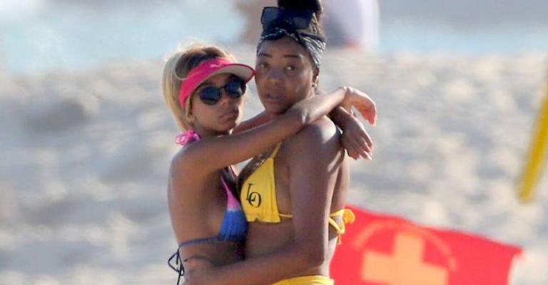 Ludmilla curte praia com a esposa - AgNews