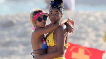 Ludmilla curte praia com a esposa - AgNews