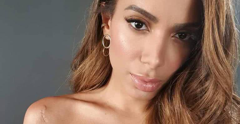 Anitta causa ao surgir de lingerie branca tomara que caia em fotos ousadas - Reprodução