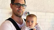 Juliano Cazarré encanta a web ao posar coladinho do filho - Reproduçaõ/Instagram