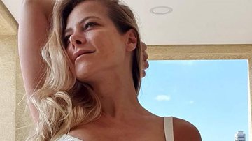 Em quarentena, Jackeline Petkovic surge só de biquíni e toma banho de sol na varanda de casa: ''Se adaptar'' - Reprodução/Instagram