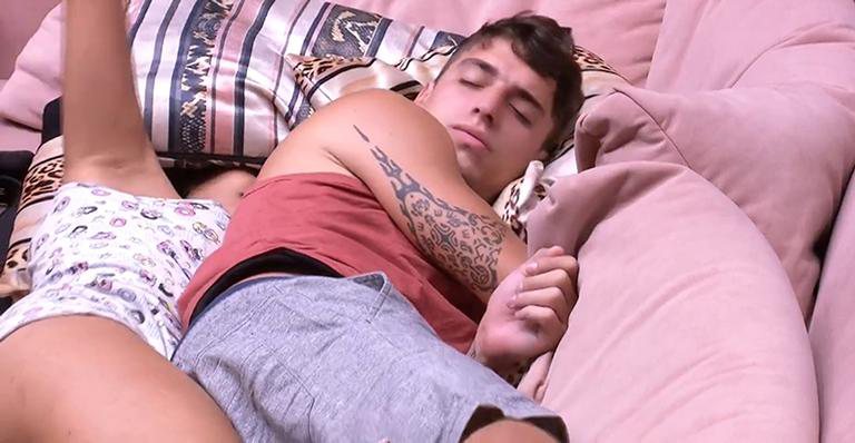 BBB20: Flayslane deita com Felipe Prior e toma um 'chega para lá' do brother: ''Tá me encoxando?'' - Reprodução/TV Globo