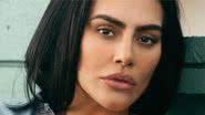 Cleo Pires posa com a jaqueta aberta e deixa sutiã à mostra - Reprodução