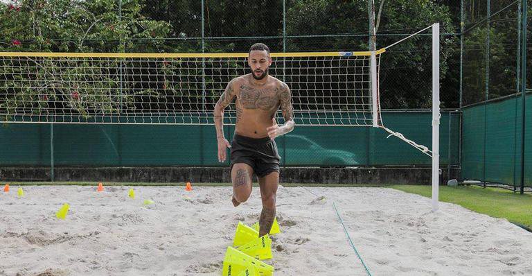 Neymar Jr. joga volei com padastro do filho - Instagram