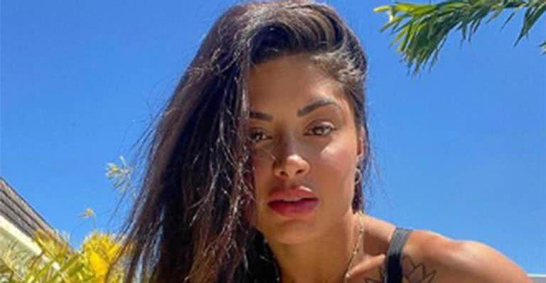 Aline Riscado posa com look coladinho após treino de pernas e bumbum - Reprodução