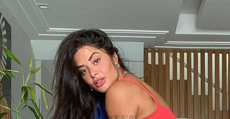 Aline Riscado empina o bumbum imenso após treino em casa - Reprodução