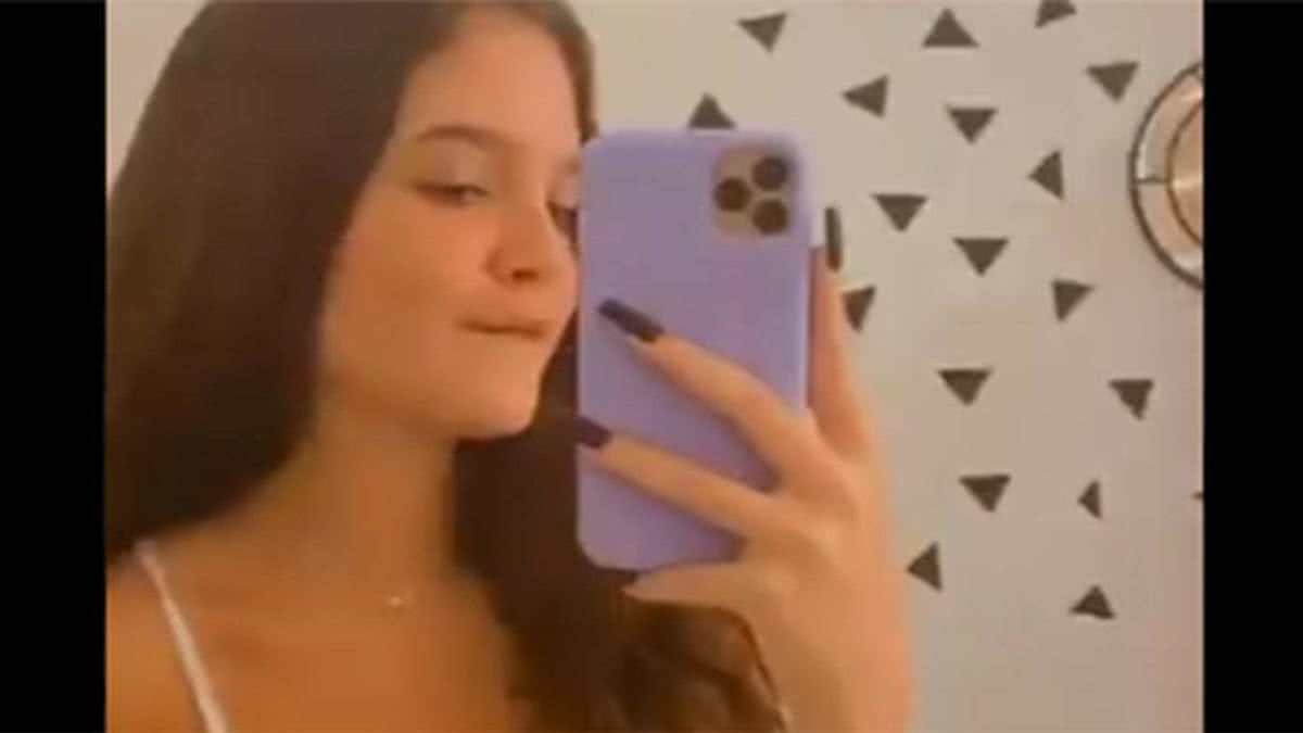 Aos 15 anos, Mel Maia gera polêmica após compartilhar vídeo com poses  ousadas de biquíni