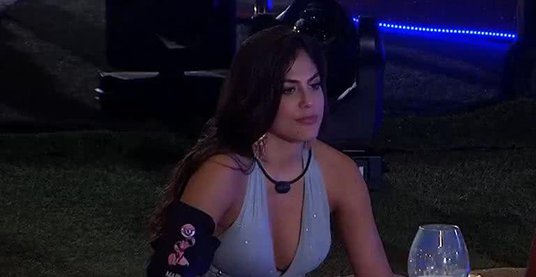 BBB20: Mari fica bêbada e come flores de decoração da festa: ''É gostoso'' - Reprodução/TV Globo