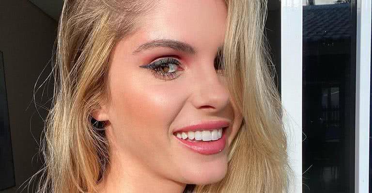 Bárbara Evans aproveita o dia para tomar sol à beira da piscina e ganha elogios - Reprodução/Instagram