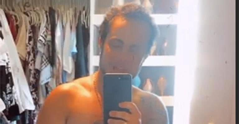 Thammy Miranda posa sem camisa e com a cueca aparecendo - Reprodução