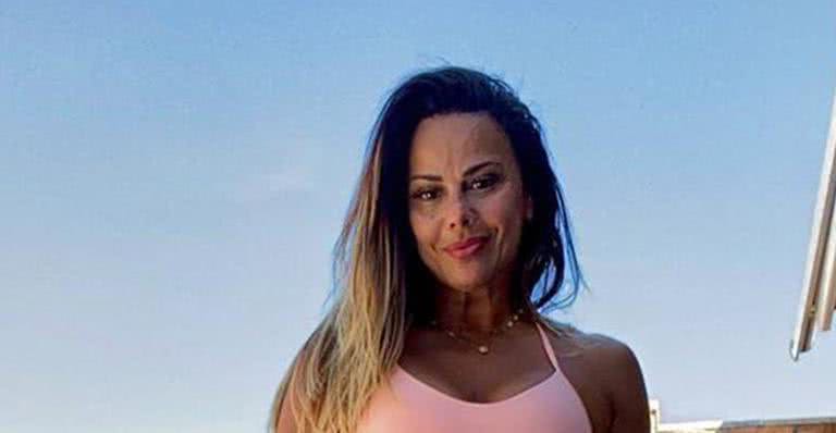 Viviane Araújo posa de top e exibe barriga trincada após o treino - Reprodução