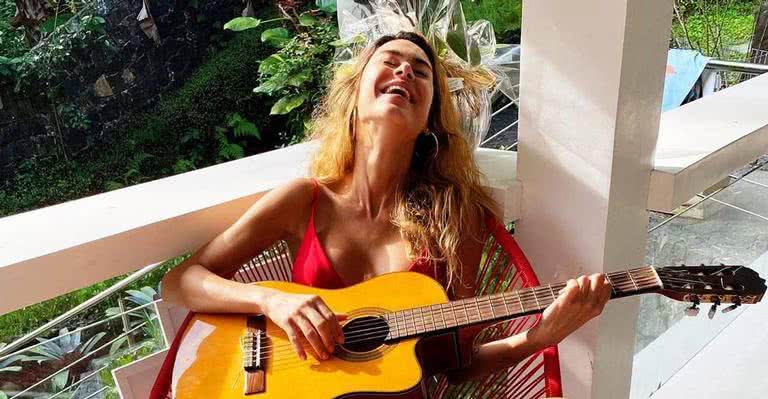 Thaila Ayala resgata cliques dando abraços em amigos e se declara - Reprodução/Instagram