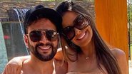 Ex-BBB Ivy Moraes posa de biquíni no colo do marido - Reprodução