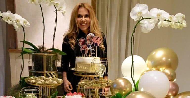 Joelma completa 46 anos com festão e rara aparição com as filhas gatas - Arquivo Pessoal