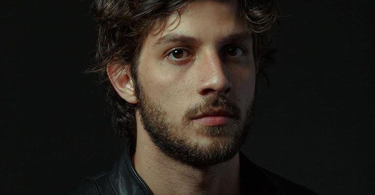 Chay Suede deixa só o bigode e arranca suspiros da web com novo visual: "Nem reconheci" - Reprodução/Instagram