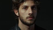 Chay Suede deixa só o bigode e arranca suspiros da web com novo visual: "Nem reconheci" - Reprodução/Instagram