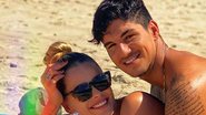 Gabriel Medina deita sobre Yasmin Brunet em momento de carinho na praia - Reprodução