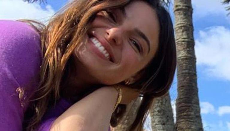 A atriz compartilhou uma foto toda sorridente ao lado do marido e do filho e encantou os internautas - Reprodução/Instagram