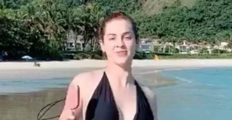 Sophia Abrahão sofre tombo na praia e arranca risadas dos internautas - Reprodução/Instagram