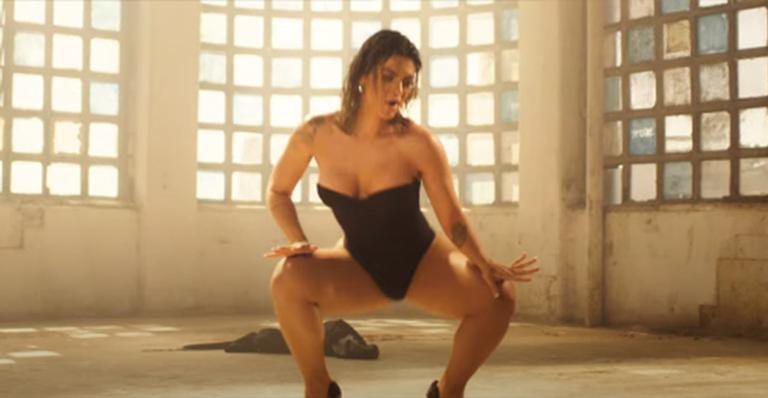 De body cavado, Kelly Key dá close no bumbum e exibe corpo espetacular em novo clipe - Reprodução