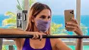 UAU! Deborah Secco choca ao ostentar abdômen chapadíssimo em clique na academia - Reprodução/Instagram