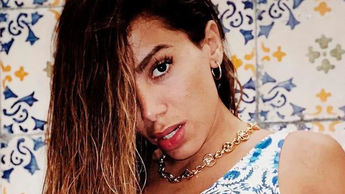 Anitta toma banho de maiô e mostra bumbum imenso e virilha sarada: 