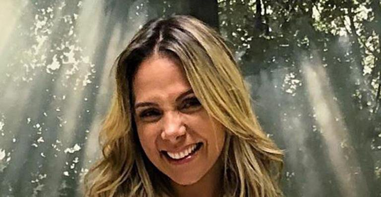 Carla Perez posa de roupão e deixa fãs babando - Reprodução/Instagram