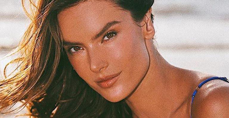 Alessandra Ambrósio posa só de biquíni em cenário paradisíaco e corpão rouba a cena: "Linda e sexy" - Reprodução/Instagram