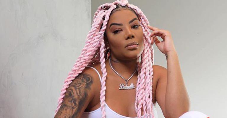 Em momento raro, Ludmilla dispensa tranças e mostra cabelo natural na web: "Cachinhos bem bonitinhos" - Reprodução/Instagram