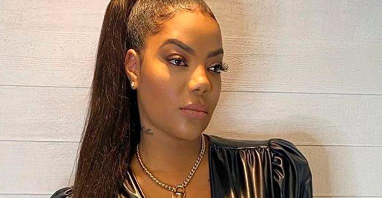 Ludmilla aposta em look chique e mostra decote até o umbigo - Reprodução/Instagram