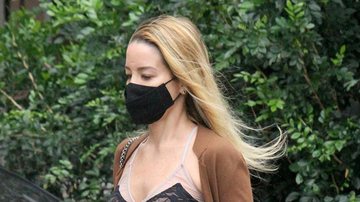 Danielle Winits elege look ousado para fazer comprinhas na rua - AgNews