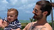 Alok segurando filho Ravi - Reprodução/ Instagram