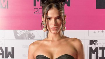 Bruna Marquezine elege top e deixa barriga trincada de fora - MTV/Divulgação