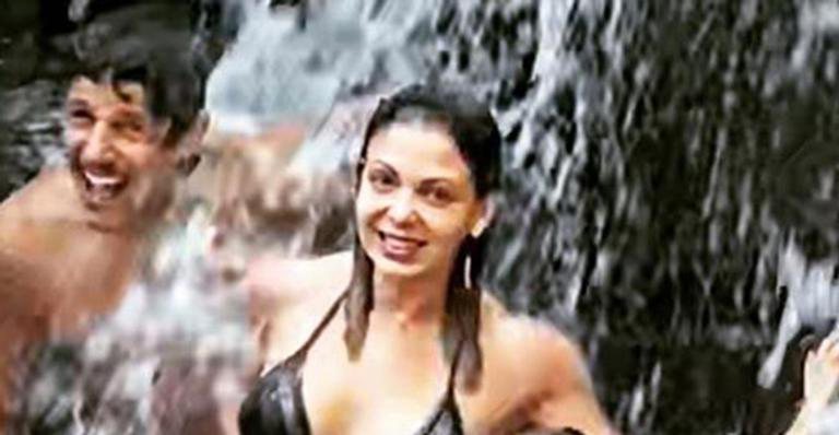 Sheila Mello toma banho de cachoeira com o namorado e a filha - Reprodução/Instagram