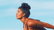Dourada pelo sol, Aline Riscado surge de biquíni na praia e exibe seus atributos - Reprodução/Instagram