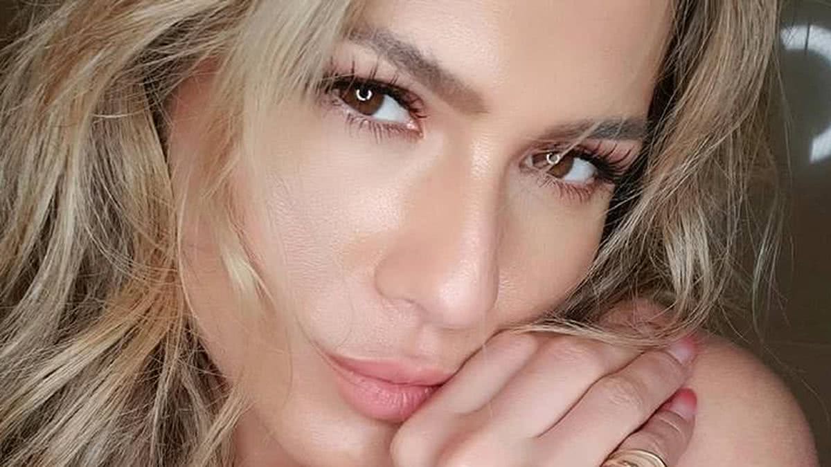 Sensualizou! Lívia Andrade posa nua e eleva a temperatura na web: 