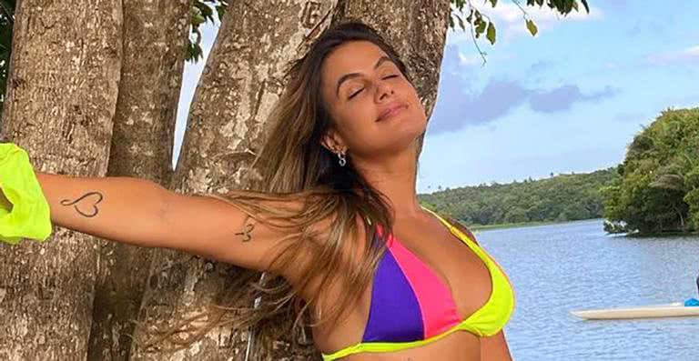 Ex-BBB Carol Peixinho surge só de biquíni e barriga sequinha rouba a cena: "Sem defeitos" - Reprodução/Instagram