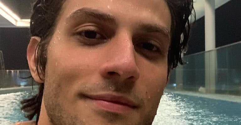 Chay Suede surge na piscina e arranca suspiros - Reprodução/Instagram