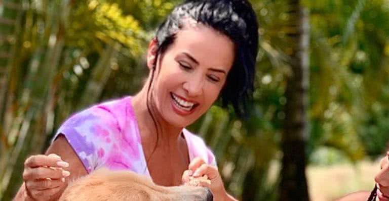 Scheila Carvalho inova e posa sorridente durante piquenique com a filha em casa - Arquivo Pessoal