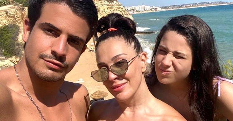 Claudia Raia reúne filhos em dia de praia e jovialidade choca - Instagram