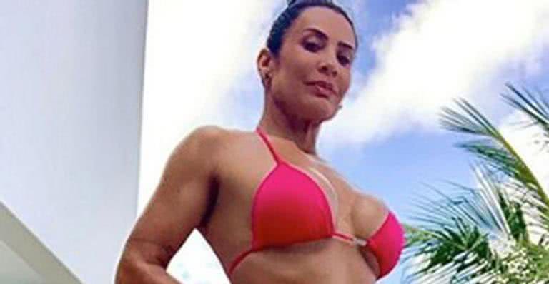 Aos 47 anos, Scheila Carvalho puxa a calcinha do biquíni e exibe virilha sarada - Reprodução/Instagram