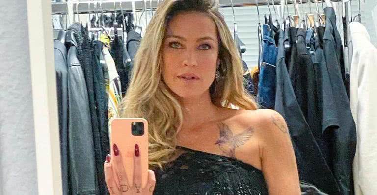 Luana Piovani faz cruzada de pernas fatal com microvestido - Reprodução/Instagram