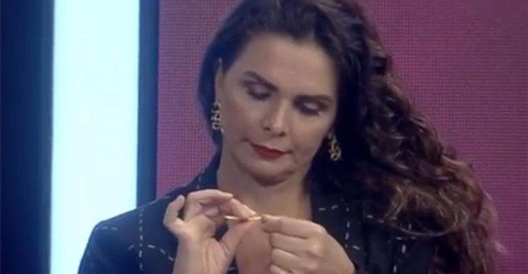 Luiza Ambiel saca lixa de unha e debocha de rival - Reprodução/RecordTV