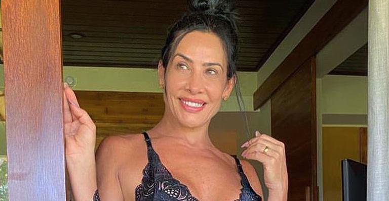 Aos 47 anos, Scheila Carvalho posa de babydoll rendado ao acordar - Reprodução/Instagram