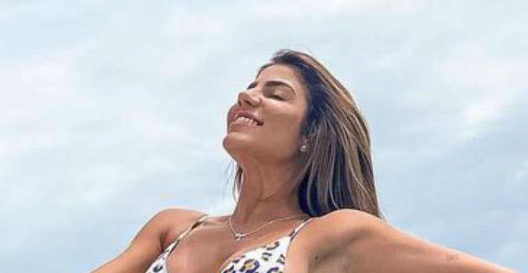 Em lancha luxuosa, Hariany Almeida ostenta pernas torneadas e abdômen sequinho - Reprodução/Instagram