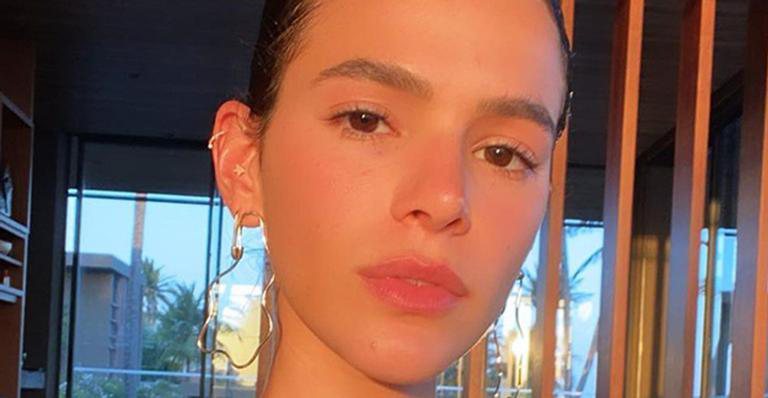 Ao natural, Bruna Marquezine dá close em detalhe inusitado ao apostar em decotaço - Reprodução/Instagram