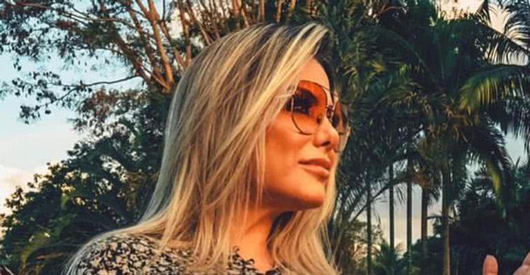 Esposa de Leonardo exibe abdômen trincado com look ousado em sua fazenda - Reprodução/Instagram