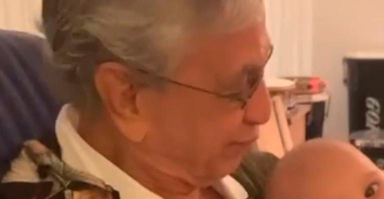 Caetano Veloso aparece em vídeo raro brincando com o neto e encanta - Reprodução/Instagram